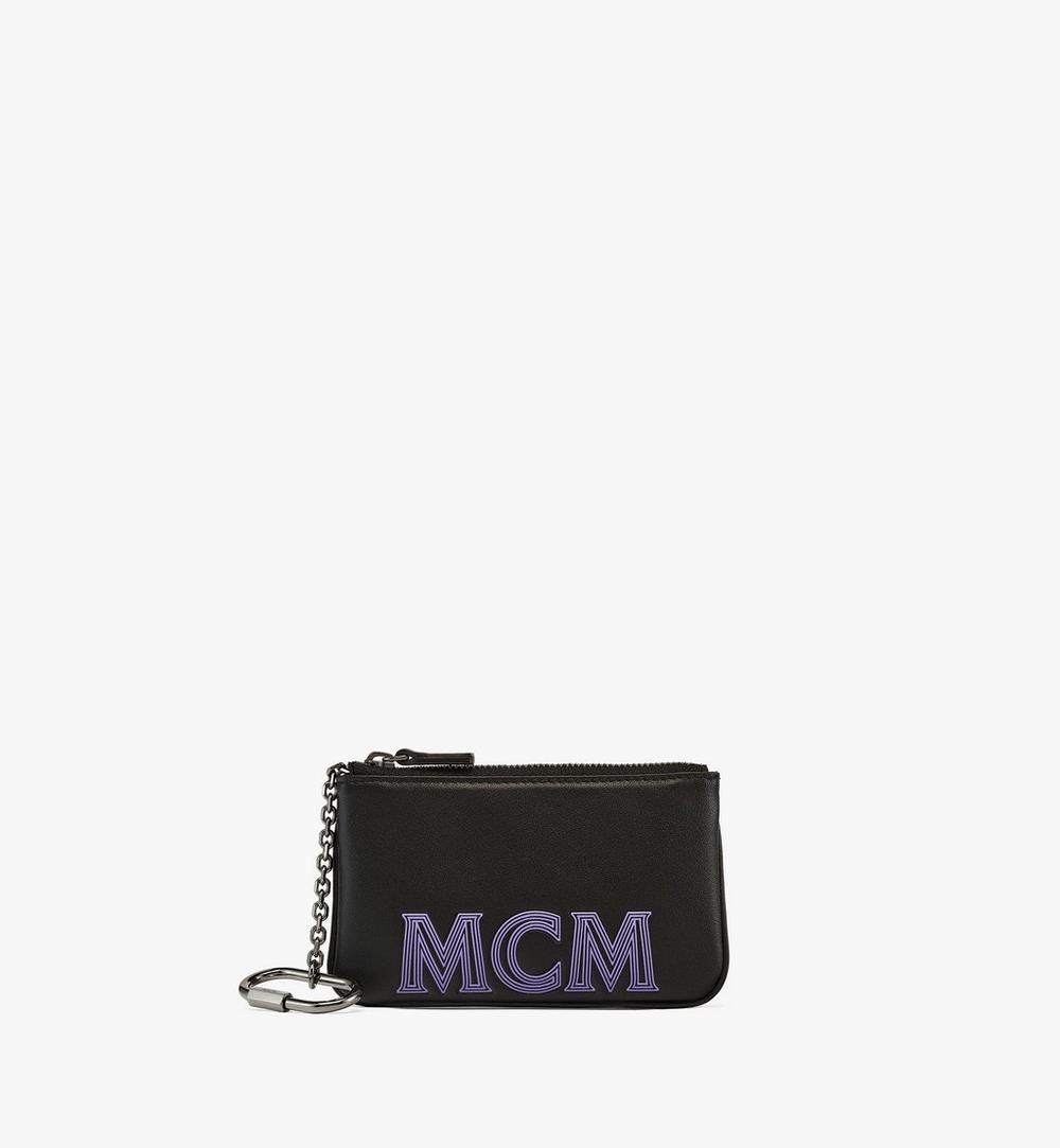 Pouch aus Leder mit Karabineranhänger und geprägtem MCM-Logo 1